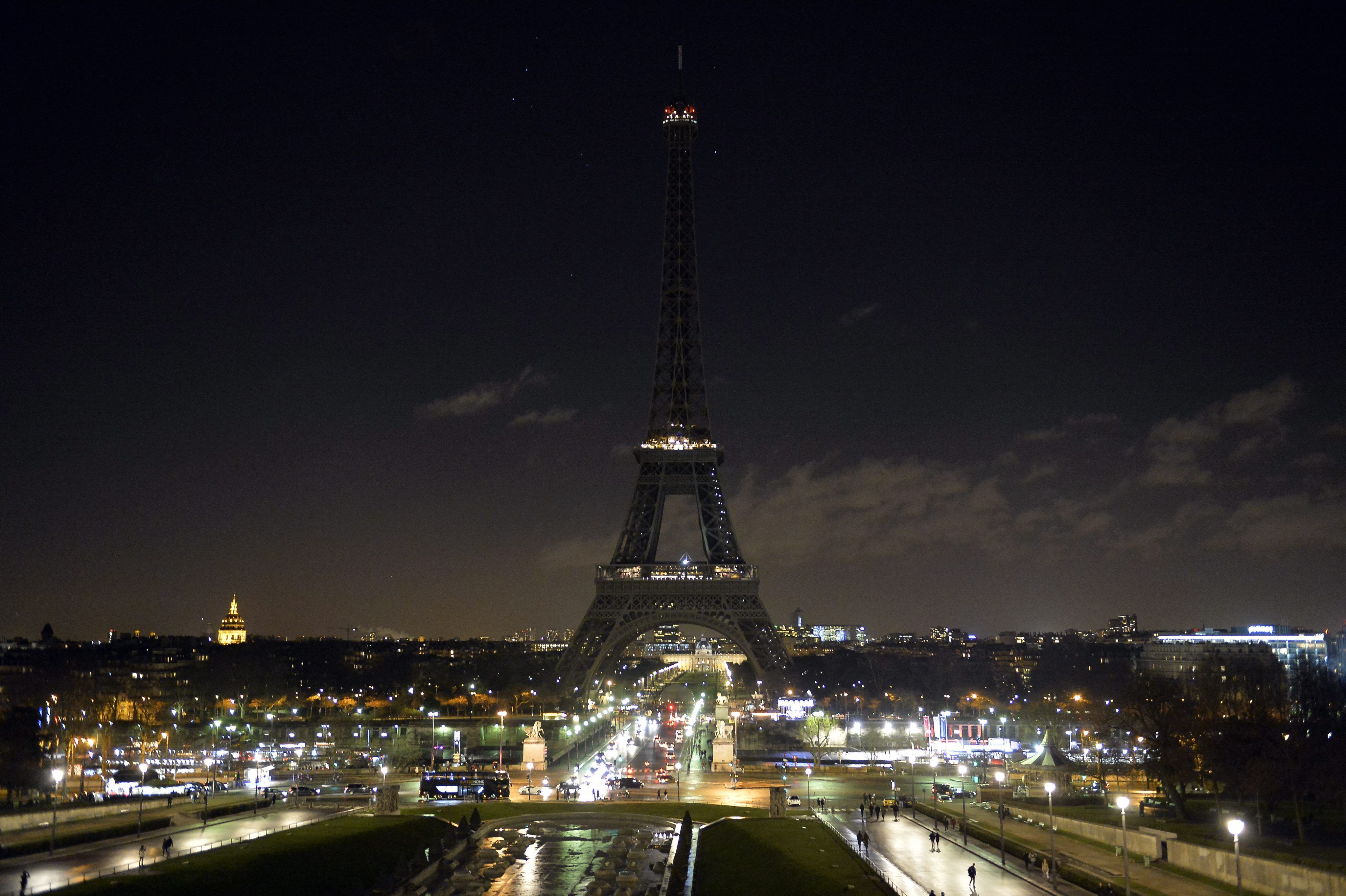 Eiffel Tower Goes Dark In Solidarity With London - The Center News
